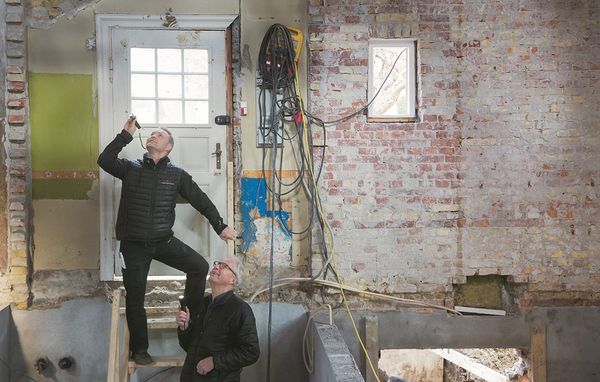 Byggerådgivere kigger på istandsættelse af hus