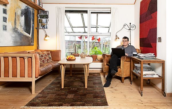 Søren Egge Rasmussen, enhedslisten, sidder i sin stue