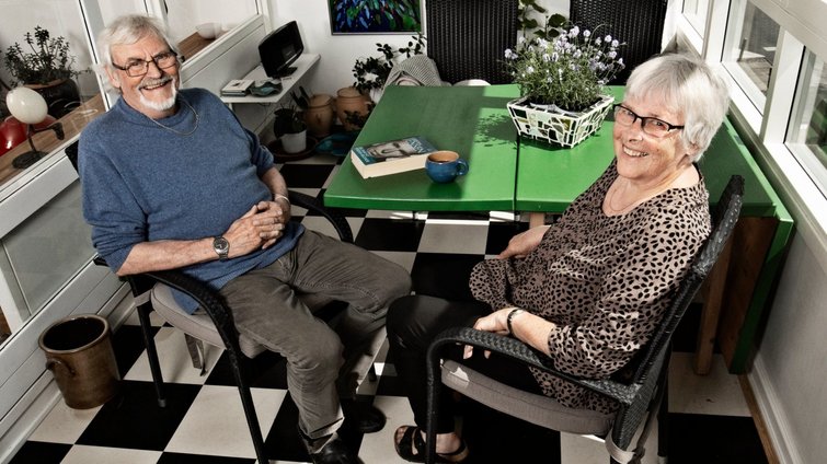 Bente og Simon sidder i udestue