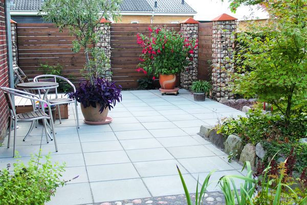Terrasse med afskærmning udført i brædder