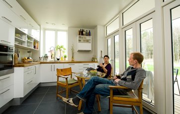 Køkken med udsigt til have. Fra det lille spisekøkken er der adgang til en "rigtig" spisestue.