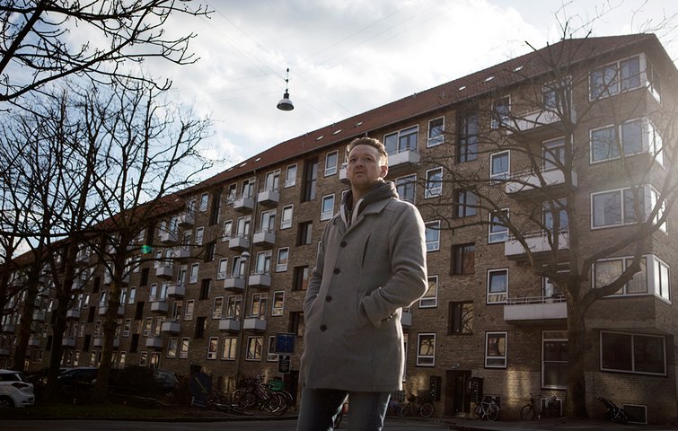 Christoffer Volf foran lejlighedskomplekset, hvor hans andelslejlighed lå.
