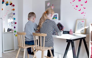 bror og søster tegner på børneværelse