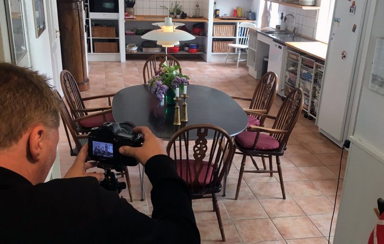 Fotograf tager billede af køkken