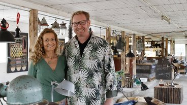 Alle møbler og lamper er af genbrug på parrets gård i Nordsjælland