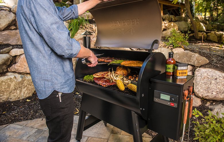 Du kan grille alt på en træpillegrill