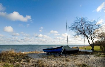 Båd ligger på sandet på privat strand