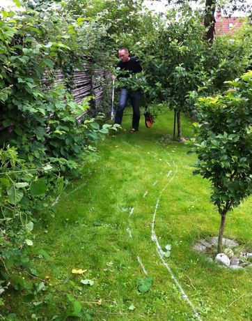 Brug fx spraymaling eller en haveslange til at markere, hvor regnbedet skal være.