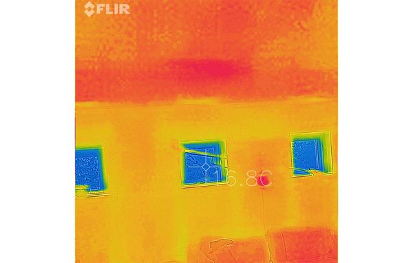 termografering2 Termograferingsfoto taget med Flir One Pro af et vindue.