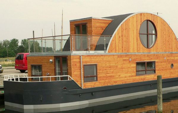 Husbåd med træfacade.