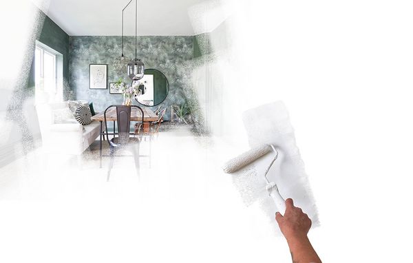 Spisestue med grønt tapet på væggen bliver malet med hvid maling