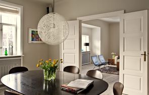 Familien har indrettet huset med designklassikere fra blandt andre Arne Jacobsen.