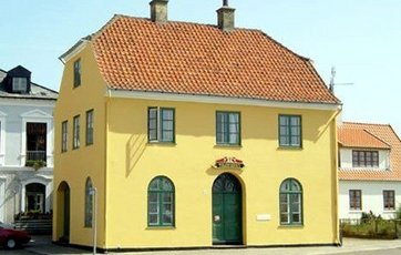 Gult hus malet med silikatmaling Gult hus malet med silikatmaling