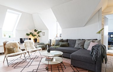 Lys stue med designer-møbler.