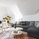 Lys stue med designer-møbler.