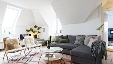 Lys stue med designer-møbler.