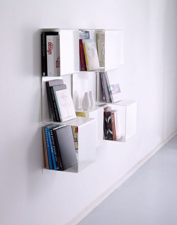 En reol i et super enkelt design. Showcase 1 er formet af et stykke aluminium og har derfor ingen synlige samlinger. Det ser nærmest ud som om, reolen svæver i rummet. lindelinde.dk Foto: PR