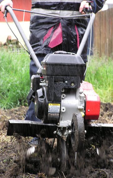 En almindelig fræser er ikke altid den bedste idé. I stedet kan du leje en stor havefræser eller bruge spade eller greb i stedet.