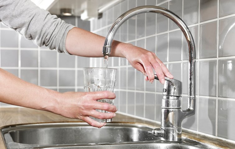 glas fyldes ved vandhane glas fyldes ved vandhane