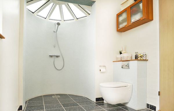 Hvordan sparer jeg penge på brusebadet?