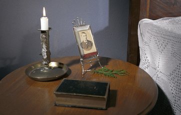 sengebord med billede i ramme og bog
