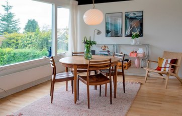 Spisebordet og stolene i palisander er designet af N.O. Møller
