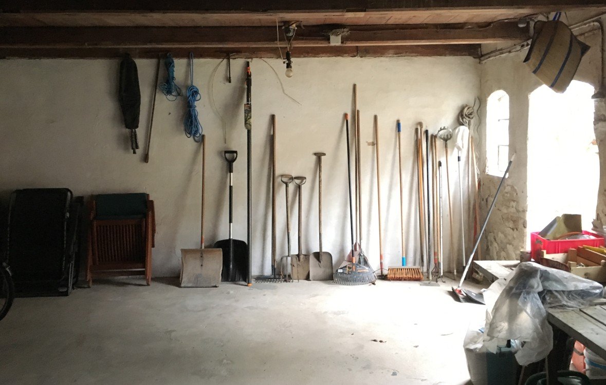 Redskaber står i garage