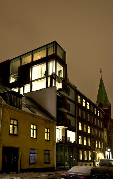 Lejligheden ligger på toppen af et moderne byhus i Nyboder-kvarteret i København.