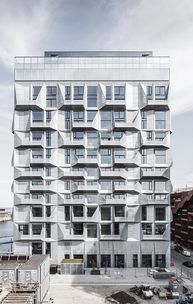 The Silo under renoveringen med kran foran