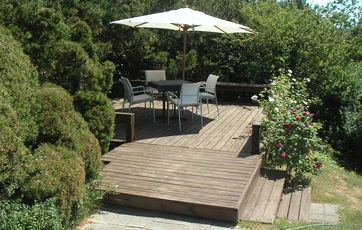 Lav en terrasse det sted i haven, hvor der er flest solskinstimer.