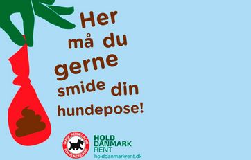 Sæt klistermærke på din skraldespand Klistermærke til skraldespand, hvor hånd holder hundepose med hundelort, og hvor der står: Her må du gerne smide din hundepose