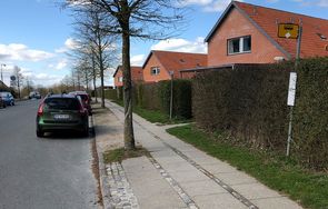 Parkering for tæt på et busstoppested