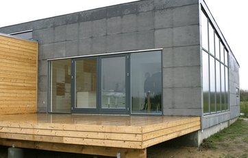Træterrasse i niveau med huset.