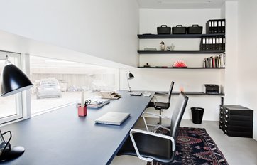 skrivebord og stol i lyst lokale