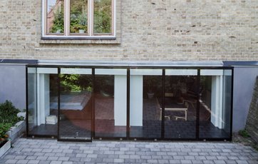 De store vinduer i karnappen, der følger hele kælderetagens bredde, skaber en fin forbindelse mellem inde og ude hele året. Foto: Christina Kayser Onsgaard
