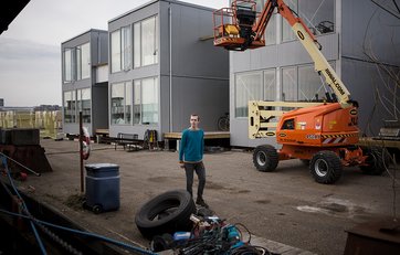 Albert på byggeplads med færdige containerboliger