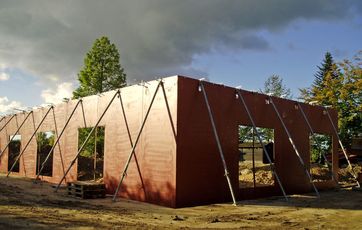 Lavenergihus af stålplader under opførelse.