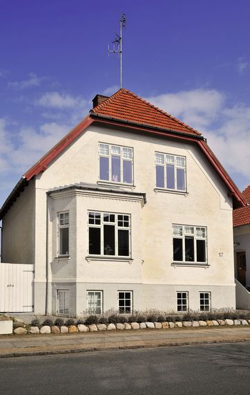 Villa med hvid ydervæg og rødt tegltag Villa med hvid ydervæg og rødt tegltag