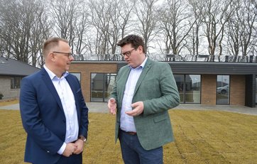 Thomas Dahl, administrerende direktør i eurodan-huse, og Michael Ariel Nielsen, direktør i Ennogie i snak foran udstillingshuset i Haderslev