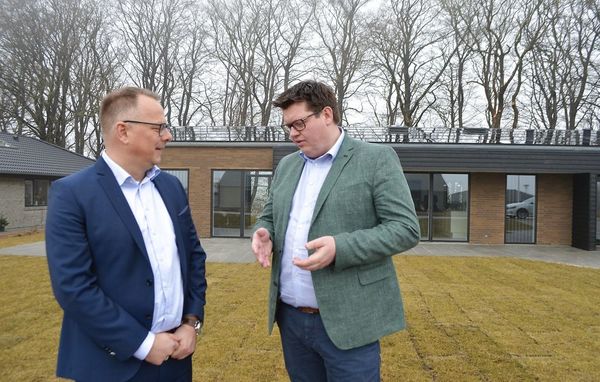 Thomas Dahl, administrerende direktør i eurodan-huse, og Michael Ariel Nielsen, direktør i Ennogie i snak foran udstillingshuset i Haderslev