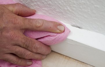 Fodpanel rengøres med klud