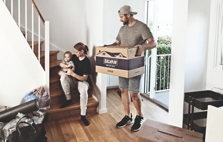 Jacob bærer flyttekasser, mens Nana sidder med Josephine på trappen