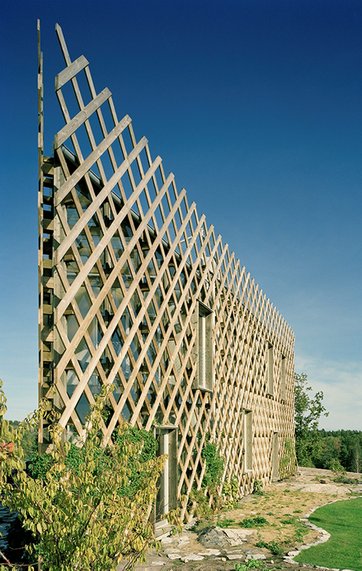 Med tiden skal planter slynge sig op af det gigantiske espalier.