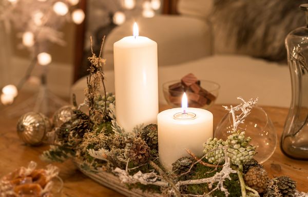 juledekoration med to tændte bloklys