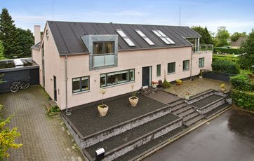 Renoveret hus med pudset facade