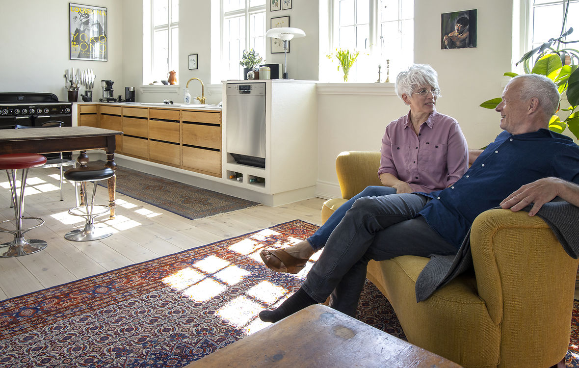 Egon og Birgitte Rasmussen sidder i sofa i stuen