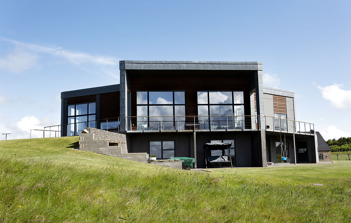 Huset set forfra med de store vinduespartier