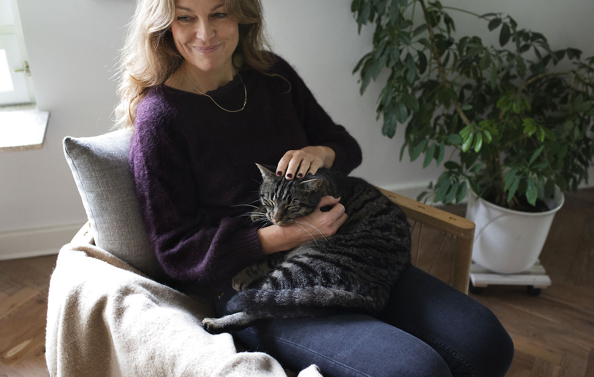 Line Olsen sidder med sin kat på skødet