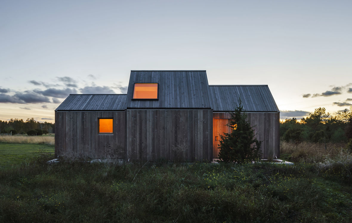 Field House på Fårö ved aftentid