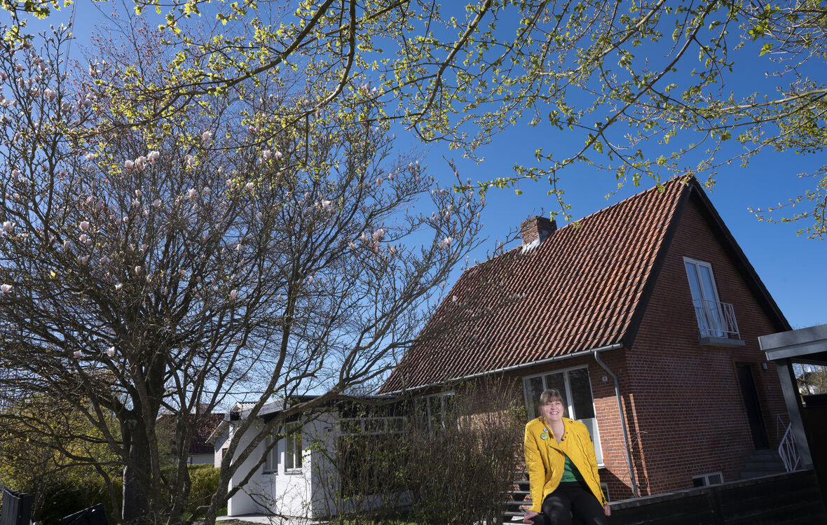 Christina ved sit Magnolietræ